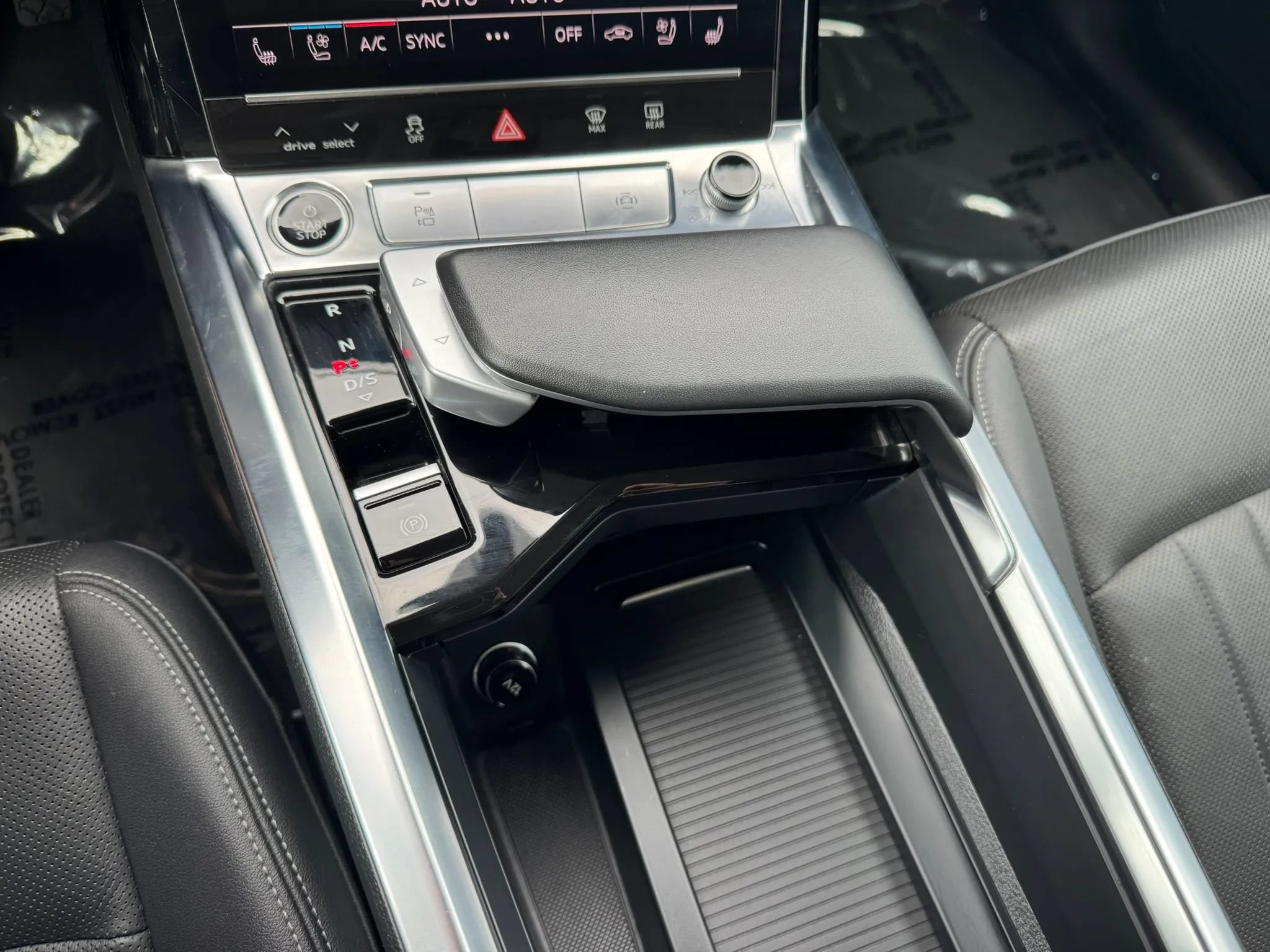 Used 2022 Audi e-tron Premium Plus w/ Premium Plus Package AWD/4WD image 39