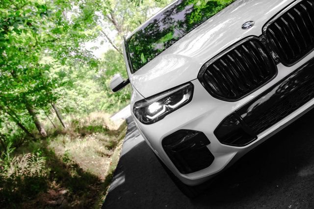 Used 2022 BMW X5 xDrive40i w/ M Sport Package AWD/4WD image 8