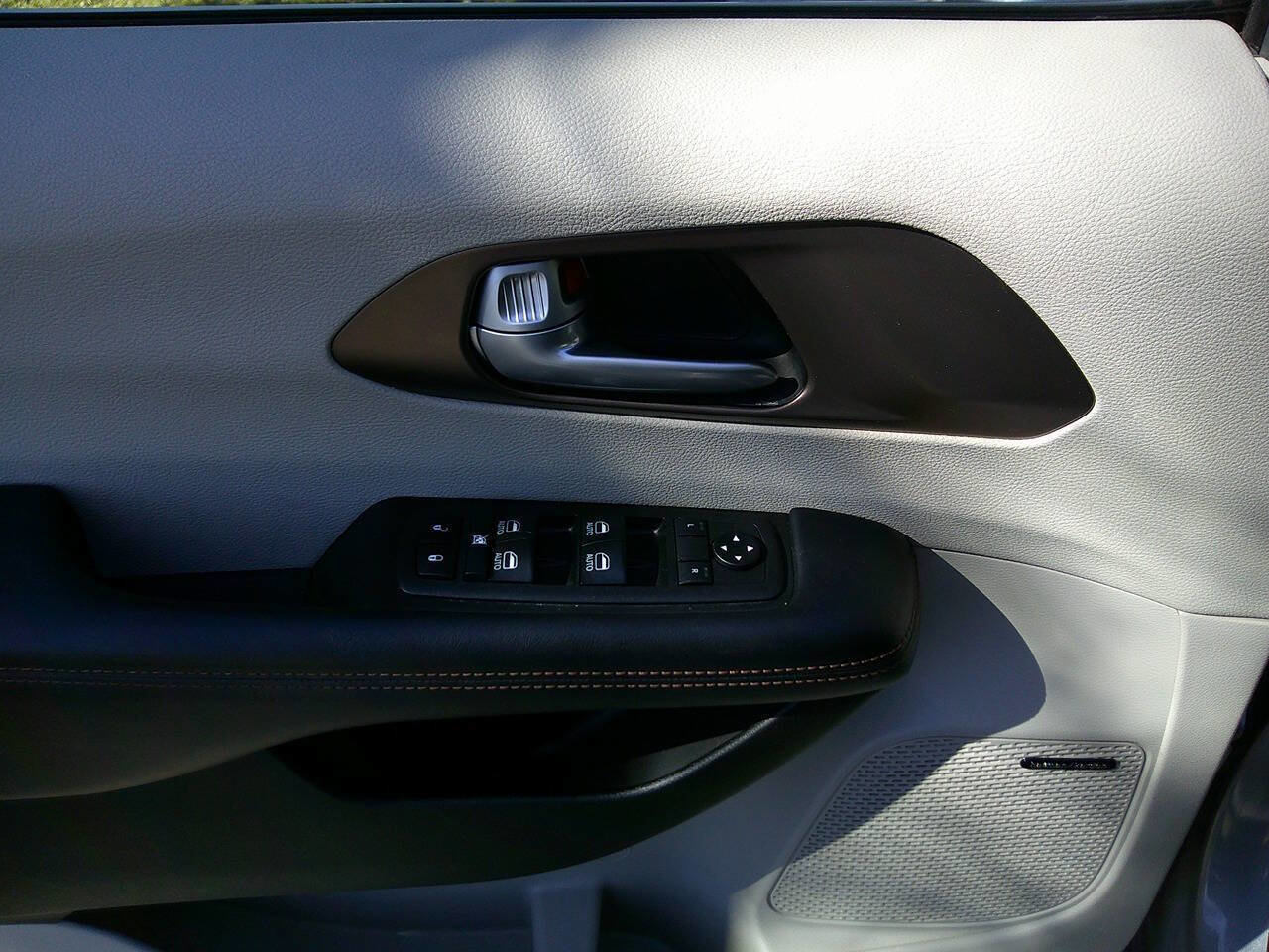 Used 2018 Chrysler Pacifica Touring-L Plus w/ Advanced Safetytec Group image 8