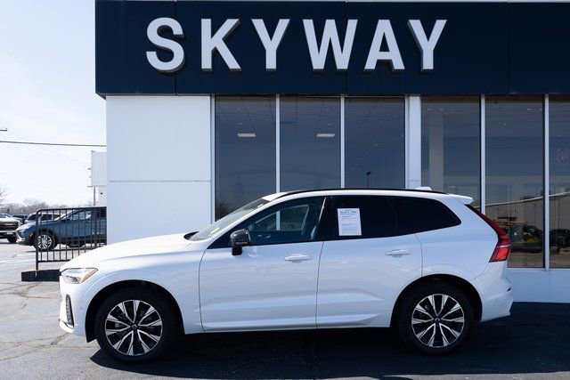 Used 2023 Volvo XC60 B5 Plus image 2