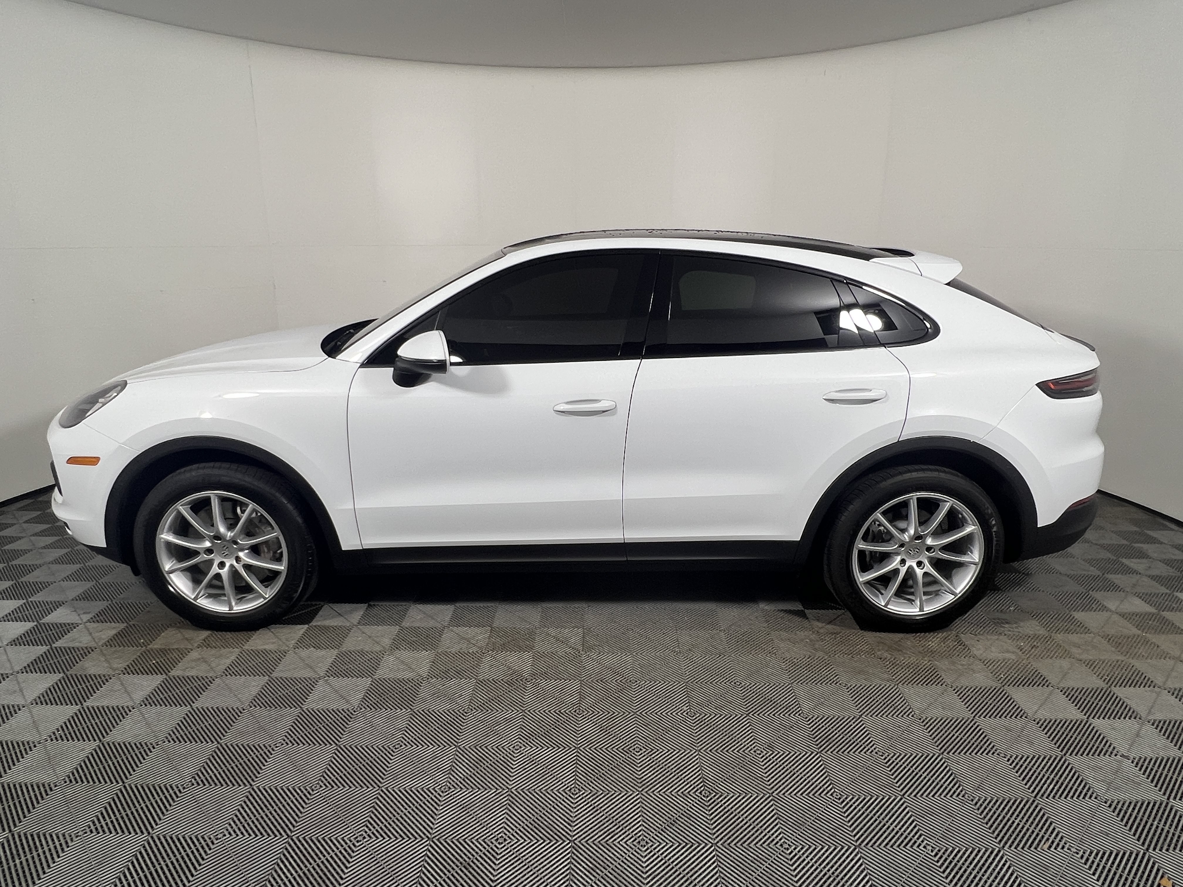 Used 2023 Porsche Cayenne Coupe AWD/4WD image 2