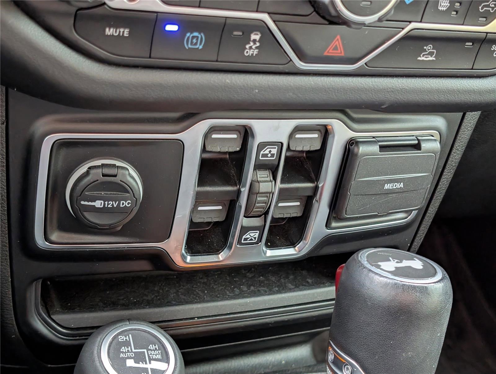 Used 2024 Jeep Wrangler Sahara image 26