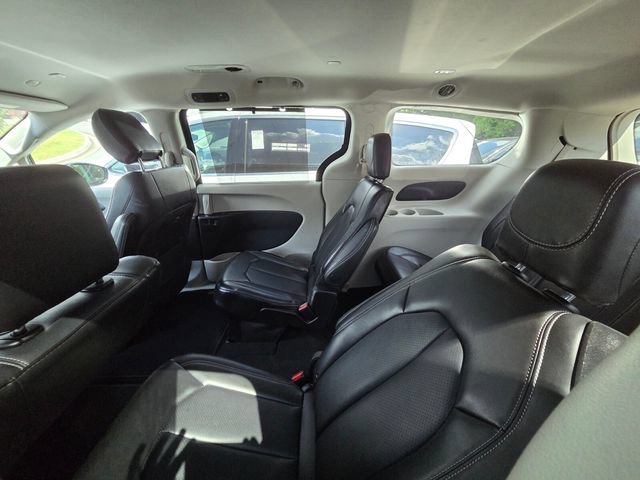 Used 2024 Chrysler Pacifica Touring-L FWD image 6