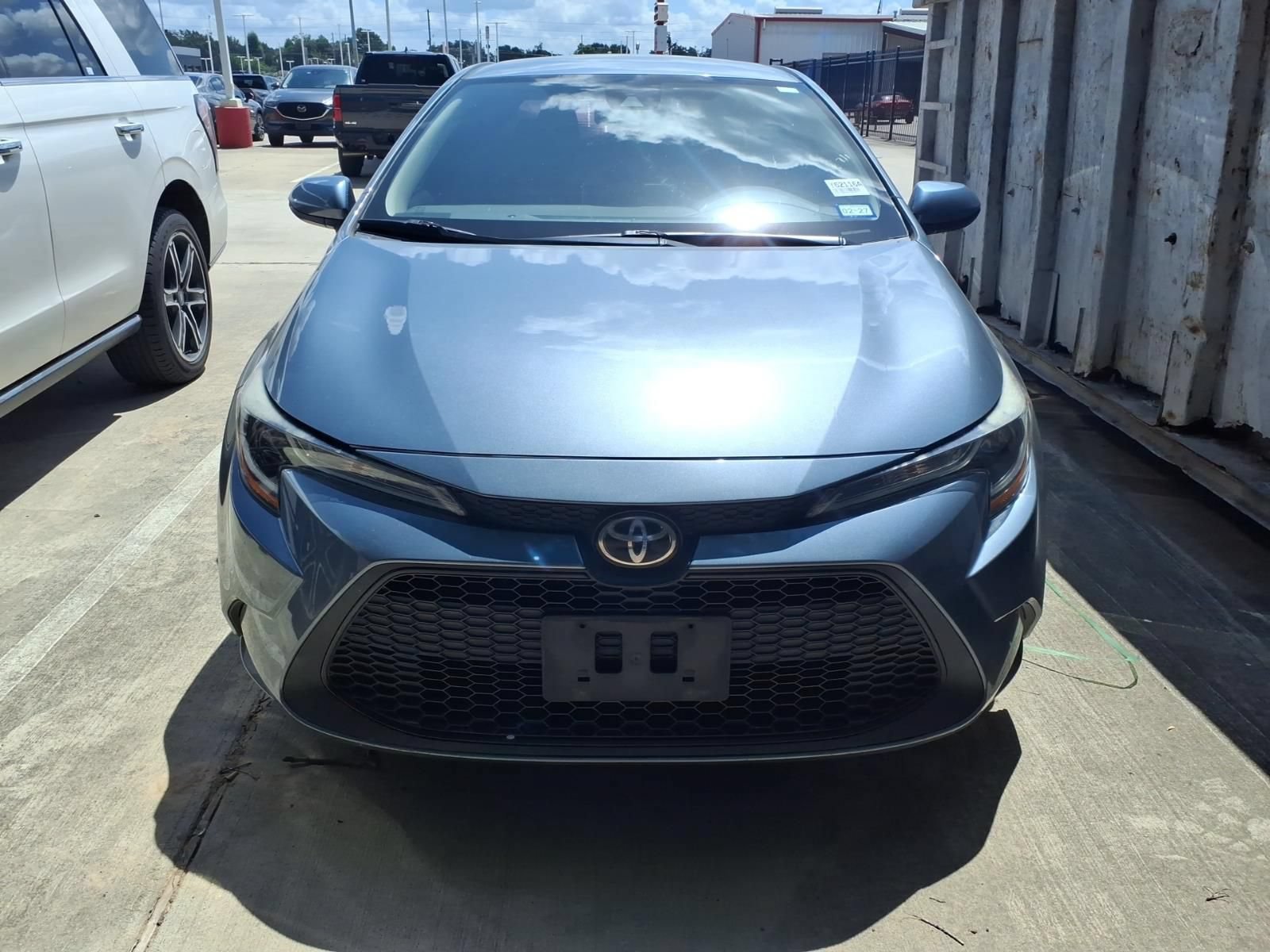Used 2020 Toyota Corolla LE FWD image 3