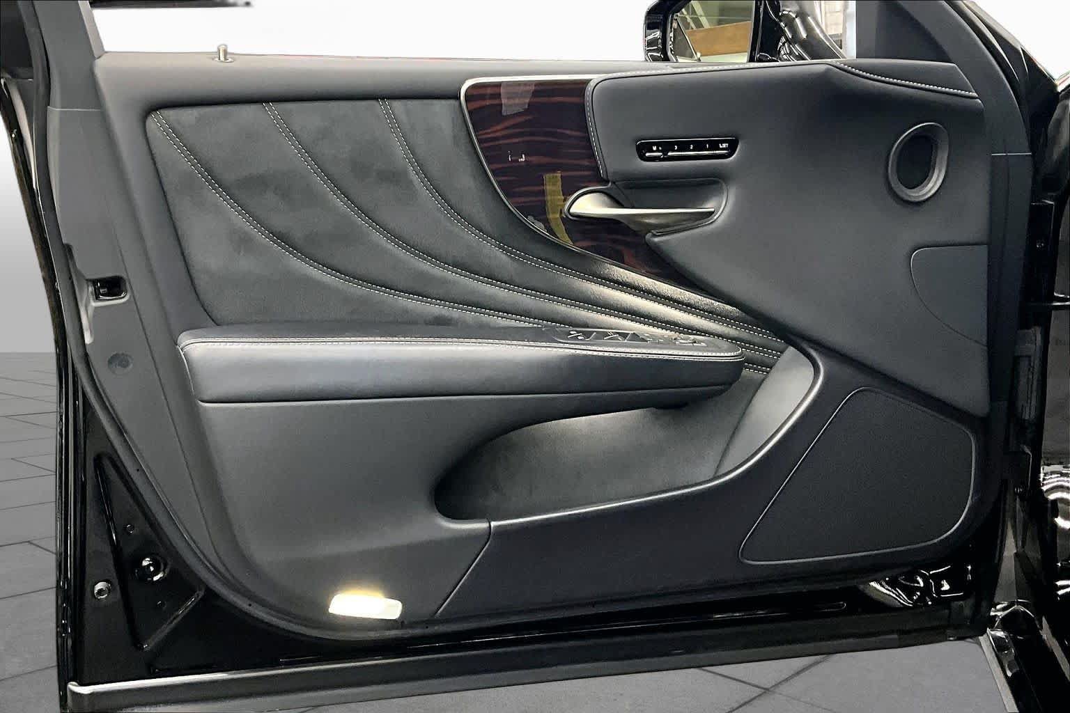 Used 2018 Lexus LS 500 w/ Luxury Package RWD image 21