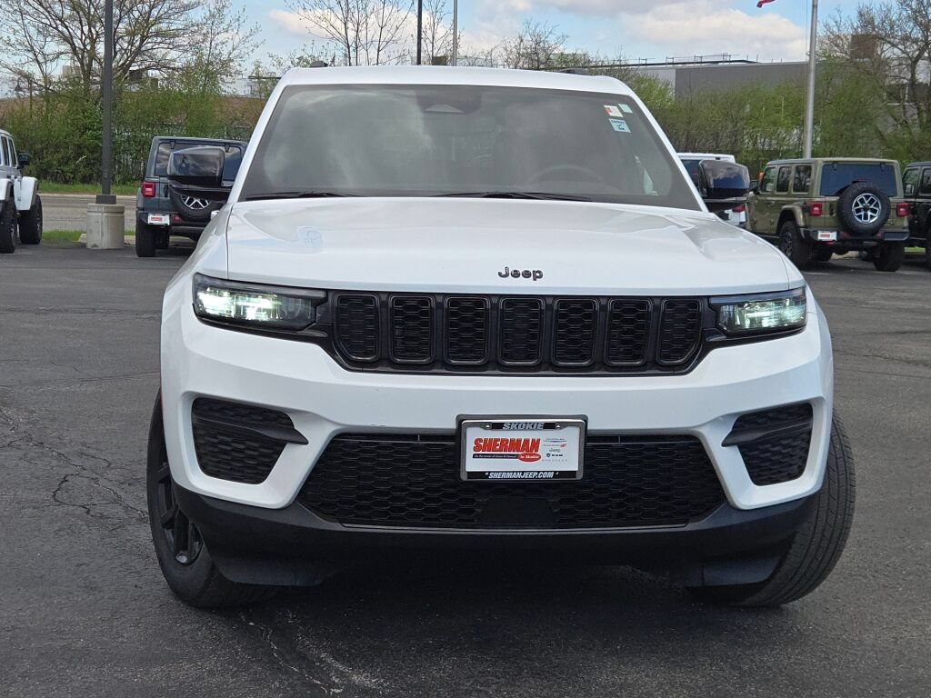 Used 2024 Jeep Grand Cherokee Altitude RWD image 4