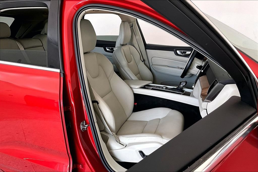 Used 2021 Volvo XC60 T6 Momentum AWD/4WD image 8