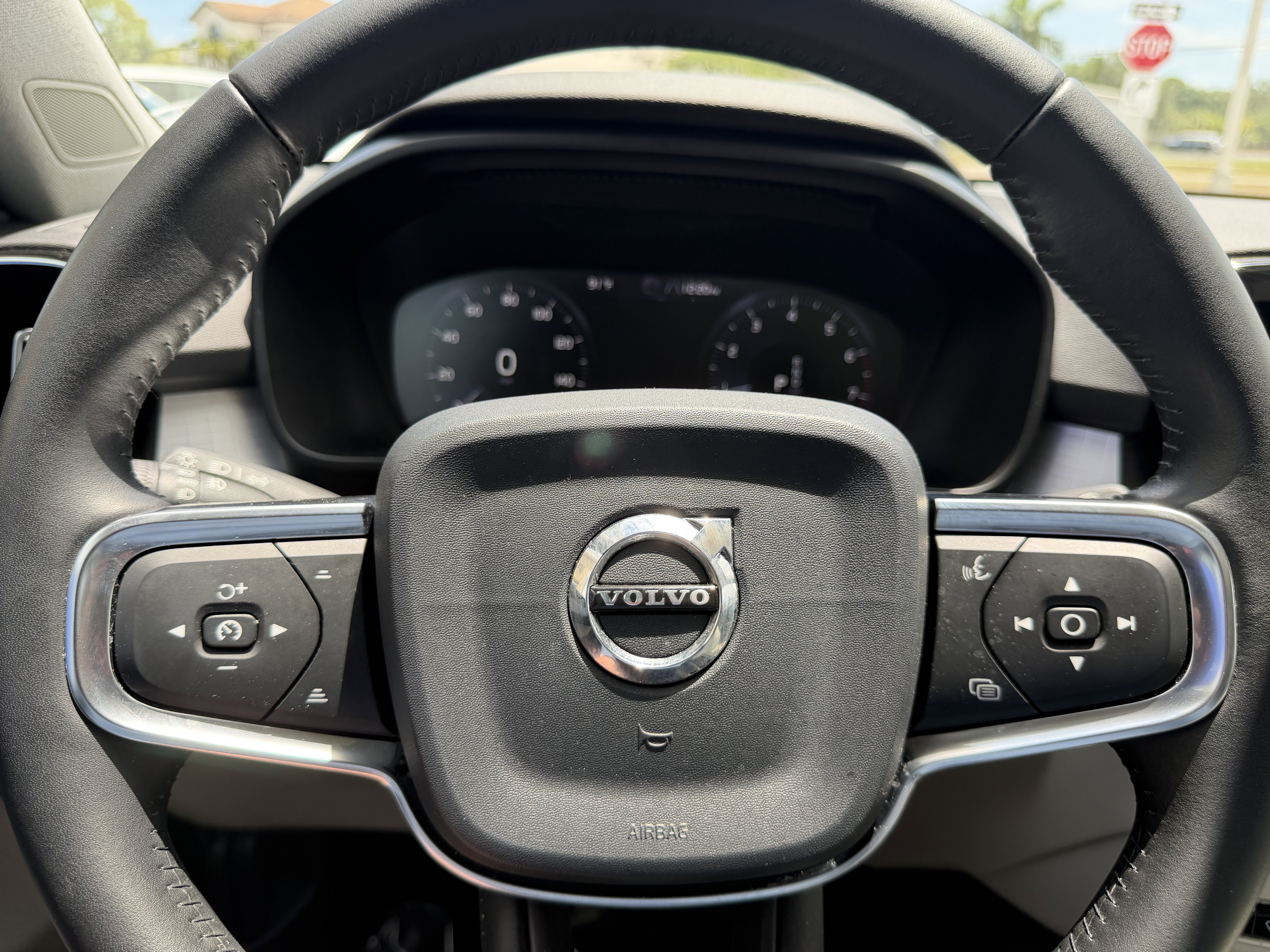 Used 2020 Volvo XC40 T4 Momentum FWD image 33