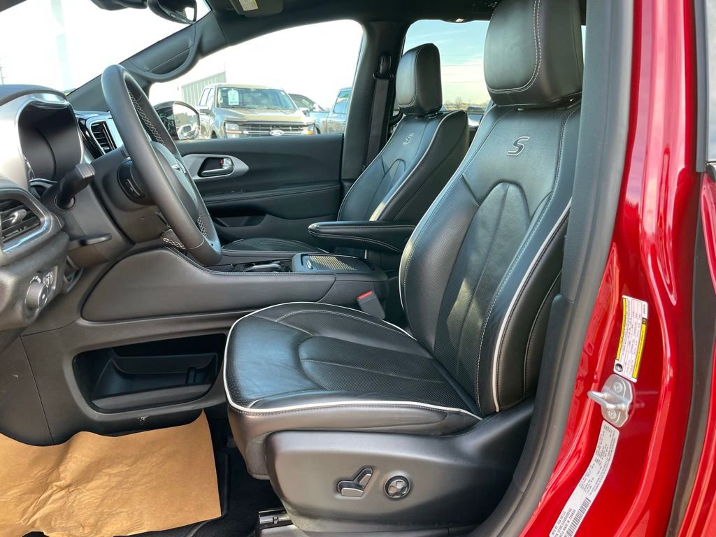Used 2025 Chrysler Pacifica Limited image 7