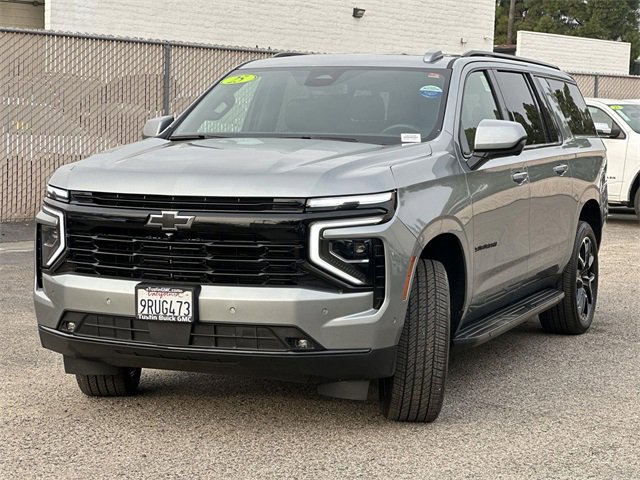 Used 2025 Chevrolet Suburban RST image 8