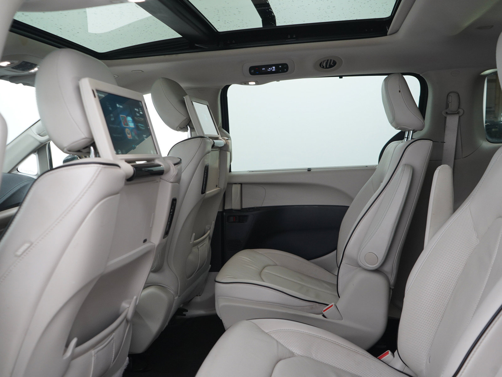 Used 2018 Chrysler Pacifica Limited w/ Advanced Safetytec Group FWD image 16