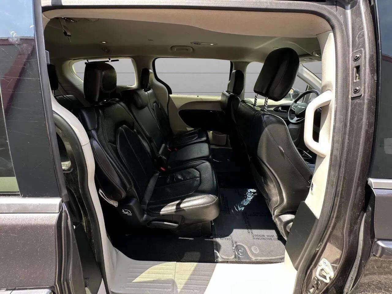 Used 2018 Chrysler Pacifica Touring-L image 14