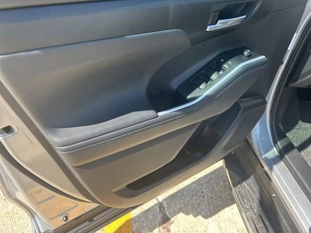 Used 2025 Toyota Highlander XLE image 27