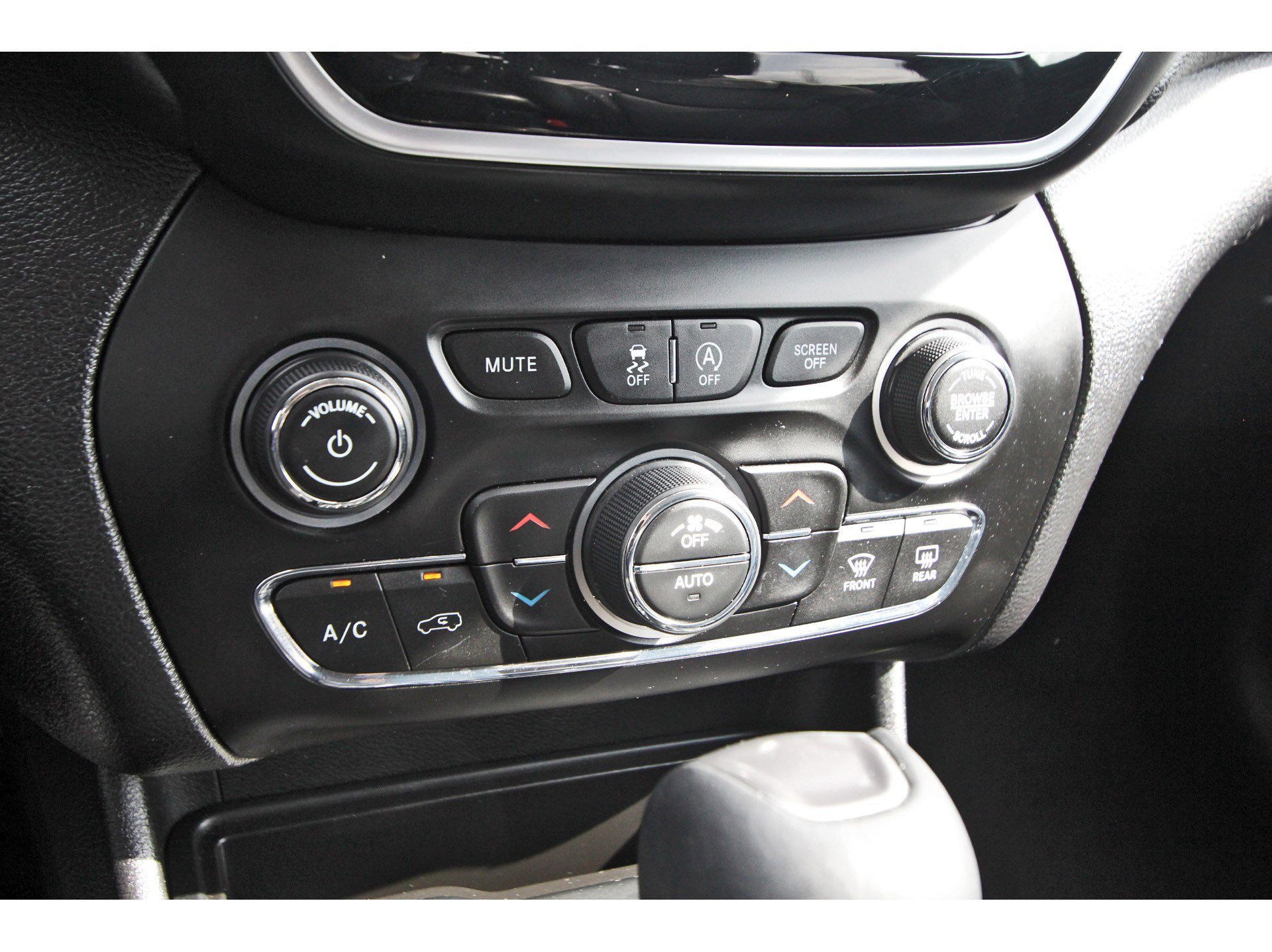 Used 2019 Jeep Cherokee Limited w/ Luxury Group image 24