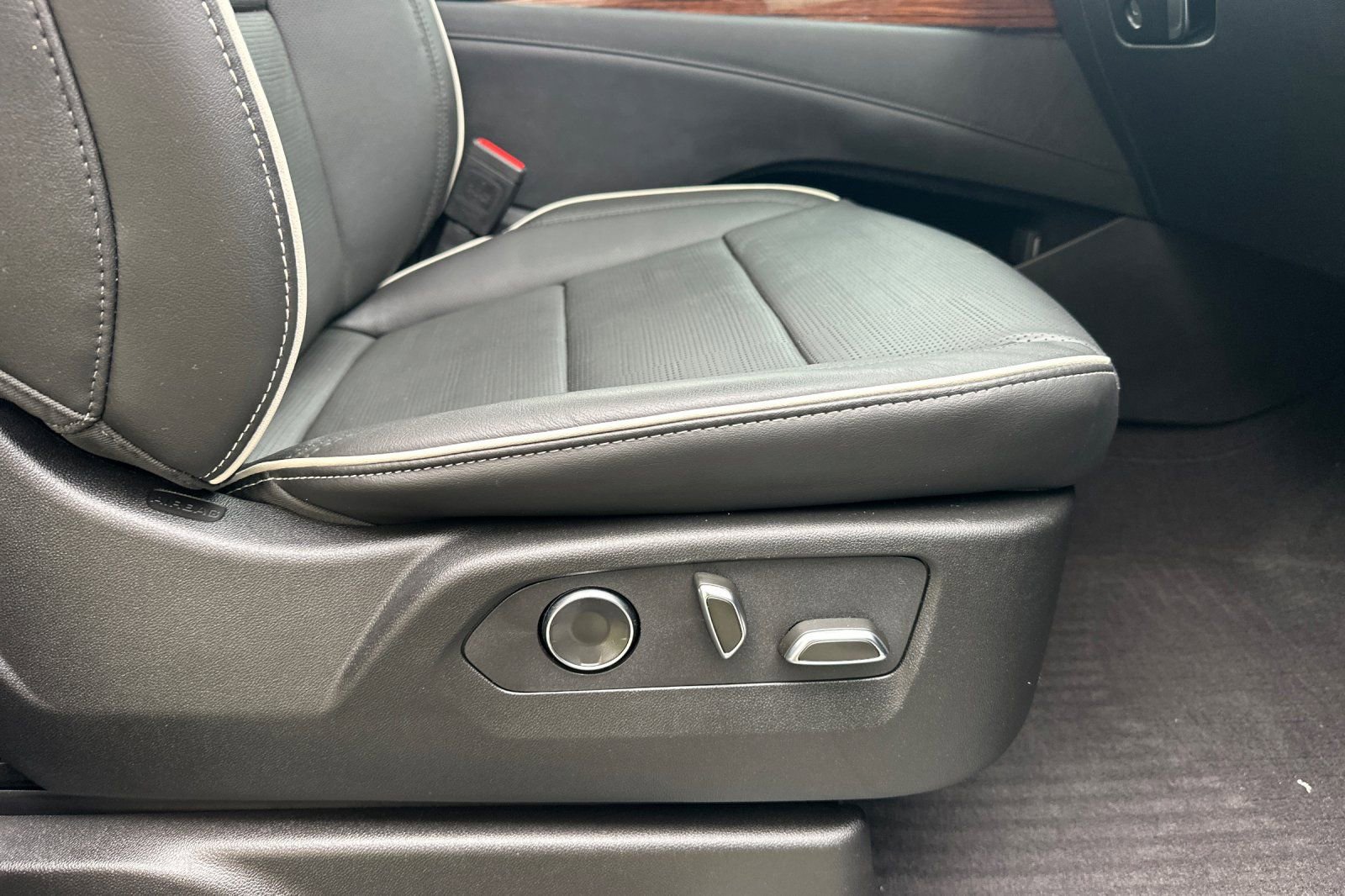 Used 2024 Cadillac Escalade ESV Premium Luxury w/ Performance Package image 25