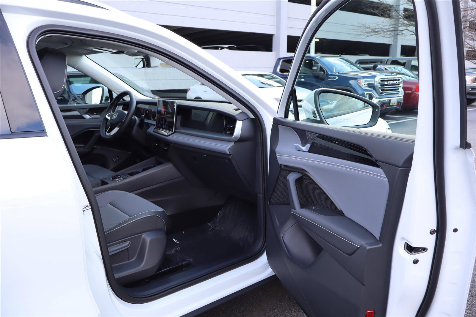 New 2026 Volkswagen Tiguan SE image 26