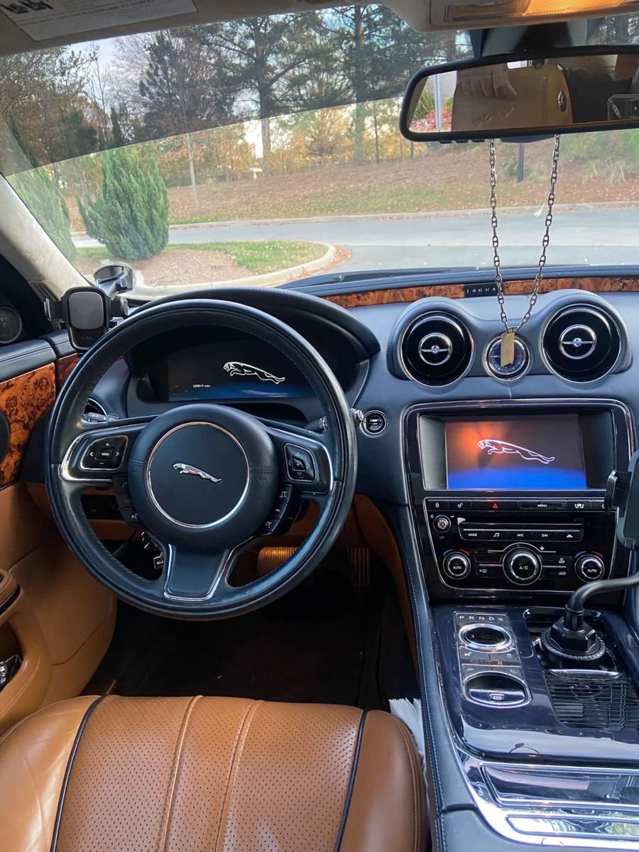 Used 2011 Jaguar XJ L Supercharged RWD image 10