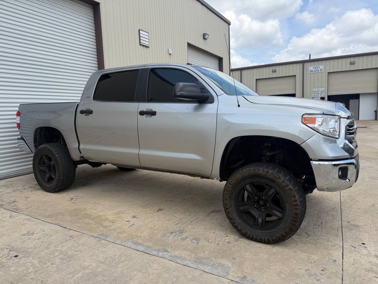 Used 2017 Toyota Tundra SR5 w/ SR5 Upgrade Package AWD/4WD image 3