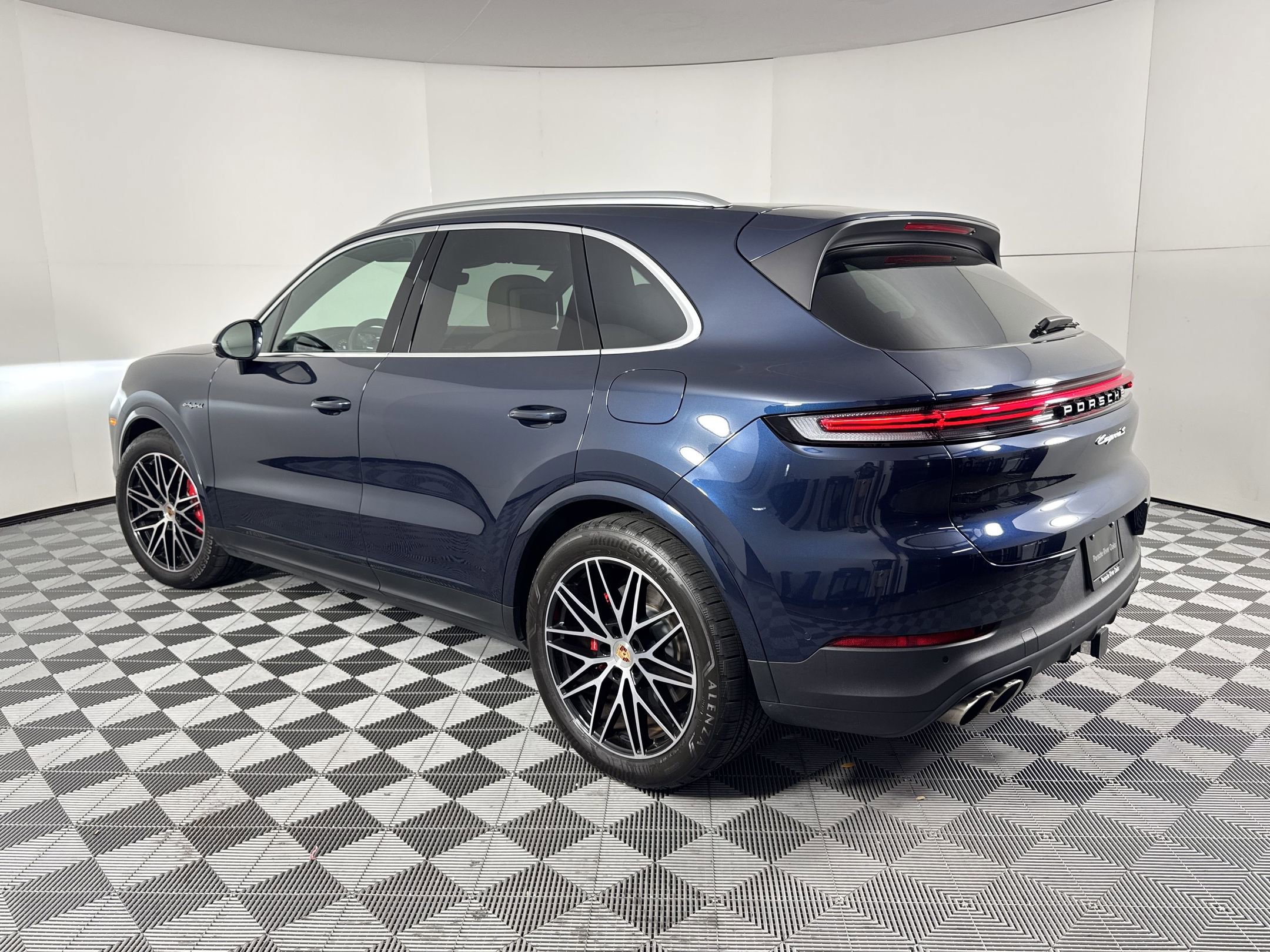 Certified 2025 Porsche Cayenne S image 3