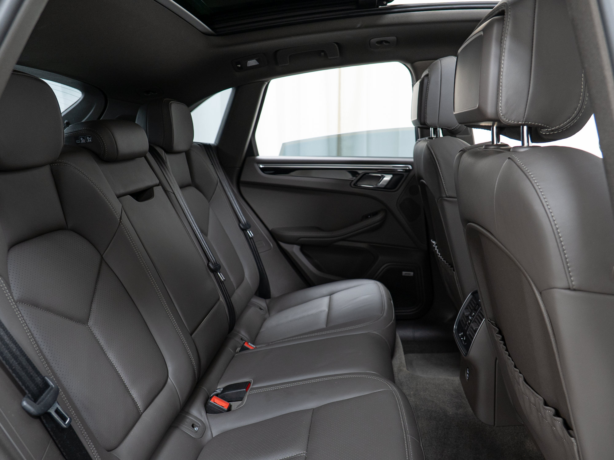 Certified 2022 Porsche Macan S AWD/4WD image 27