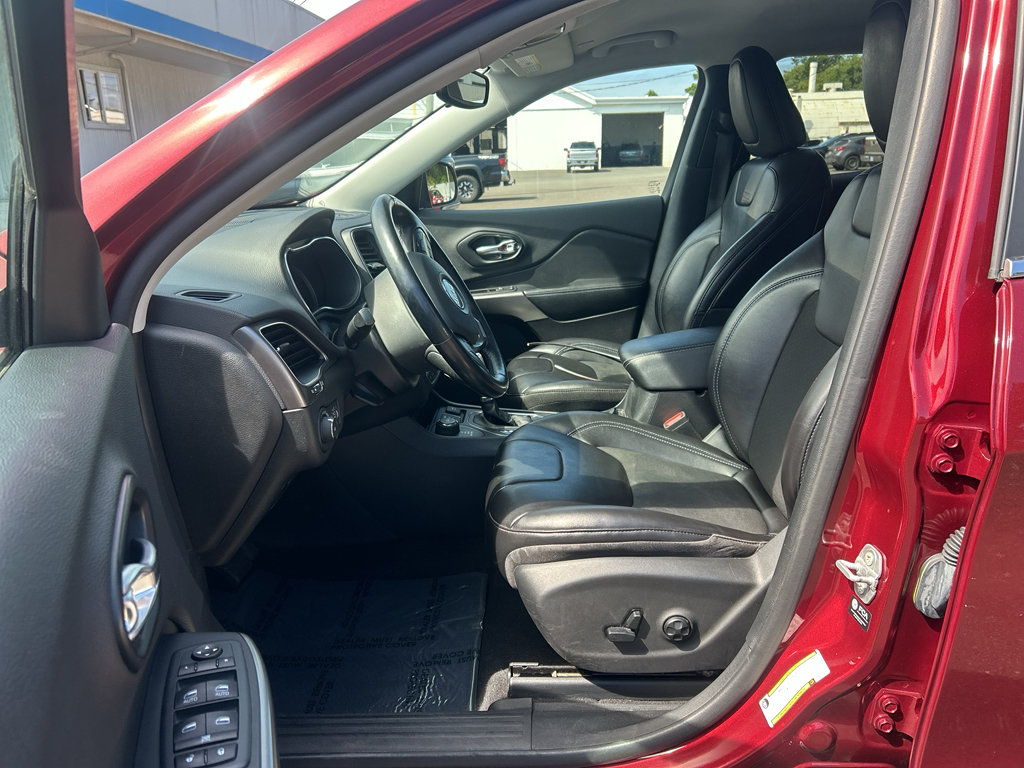 Used 2021 Jeep Cherokee Latitude Plus AWD/4WD image 13