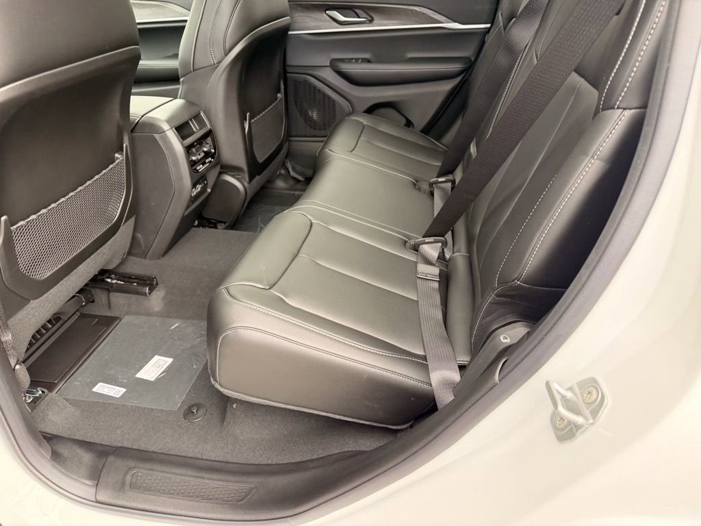 New 2025 Jeep Grand Cherokee Limited image 16