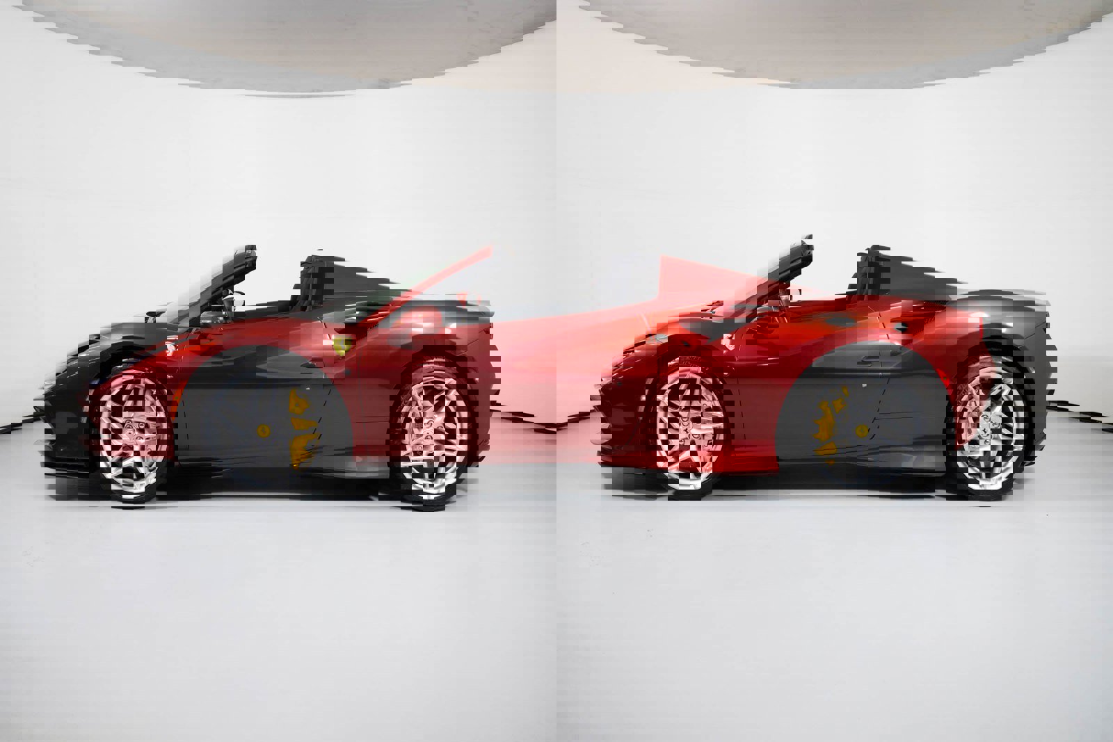 Used 2023 Ferrari F8 Spider image 3