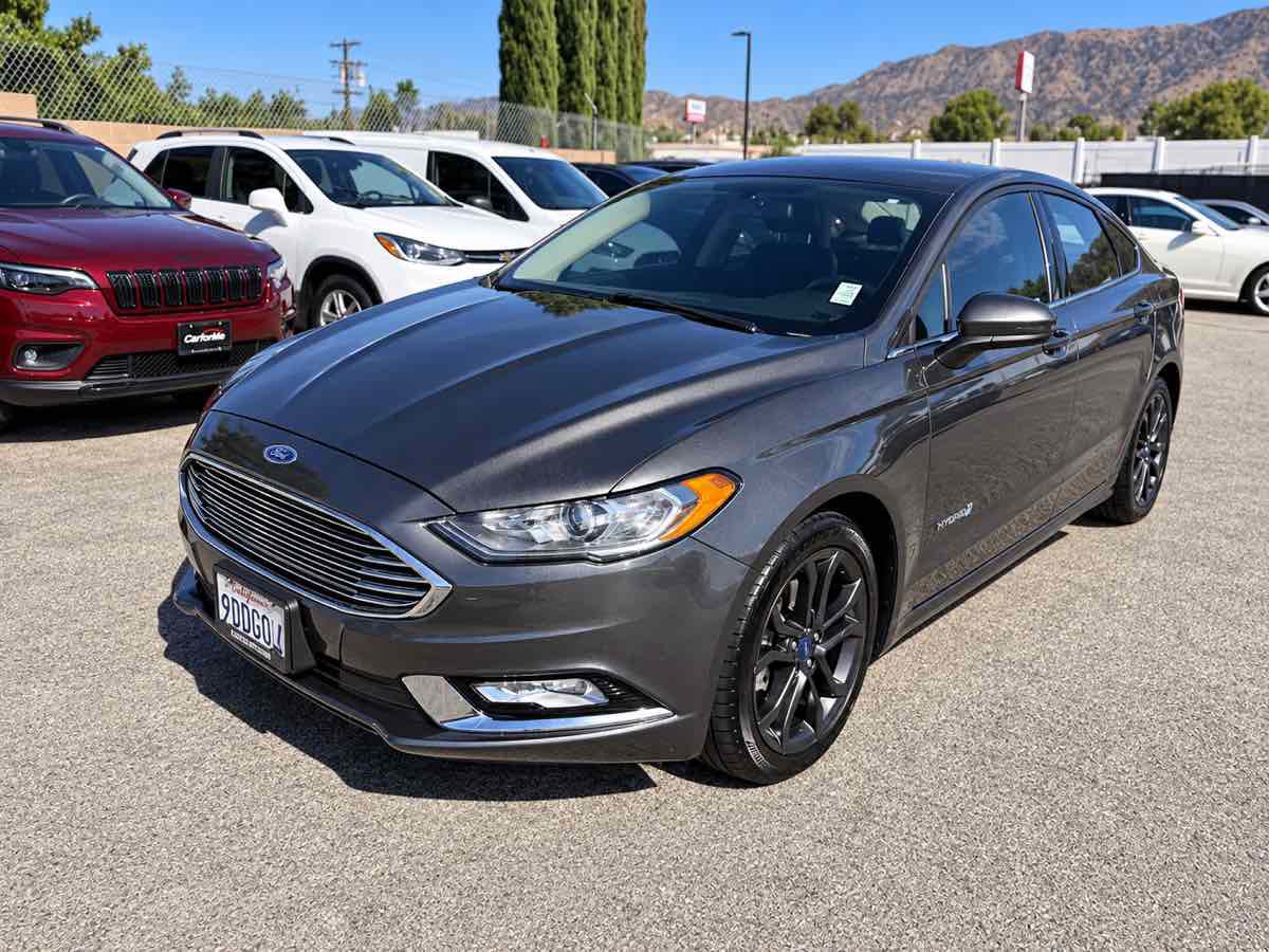 Used 2018 Ford Fusion SE w/ Equipment Group 601A FWD image 3