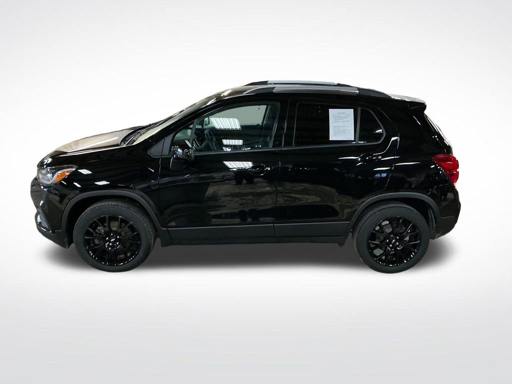 Used 2022 Chevrolet Trax LT w/ Midnight Edition AWD/4WD image 2