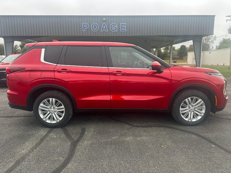 Used 2024 Mitsubishi Outlander ES image 2