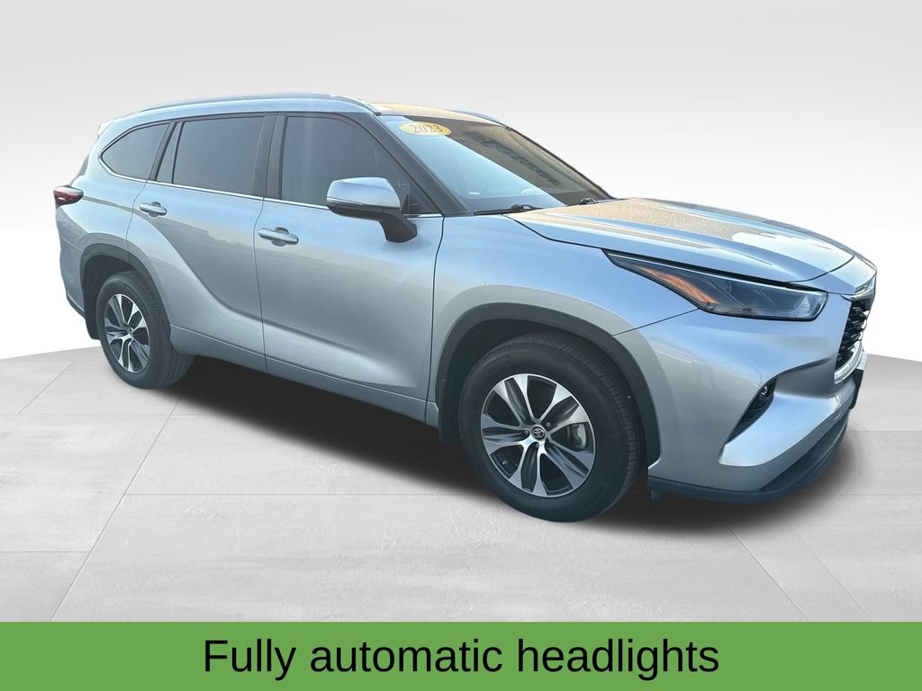 Used 2023 Toyota Highlander XLE AWD/4WD image 10