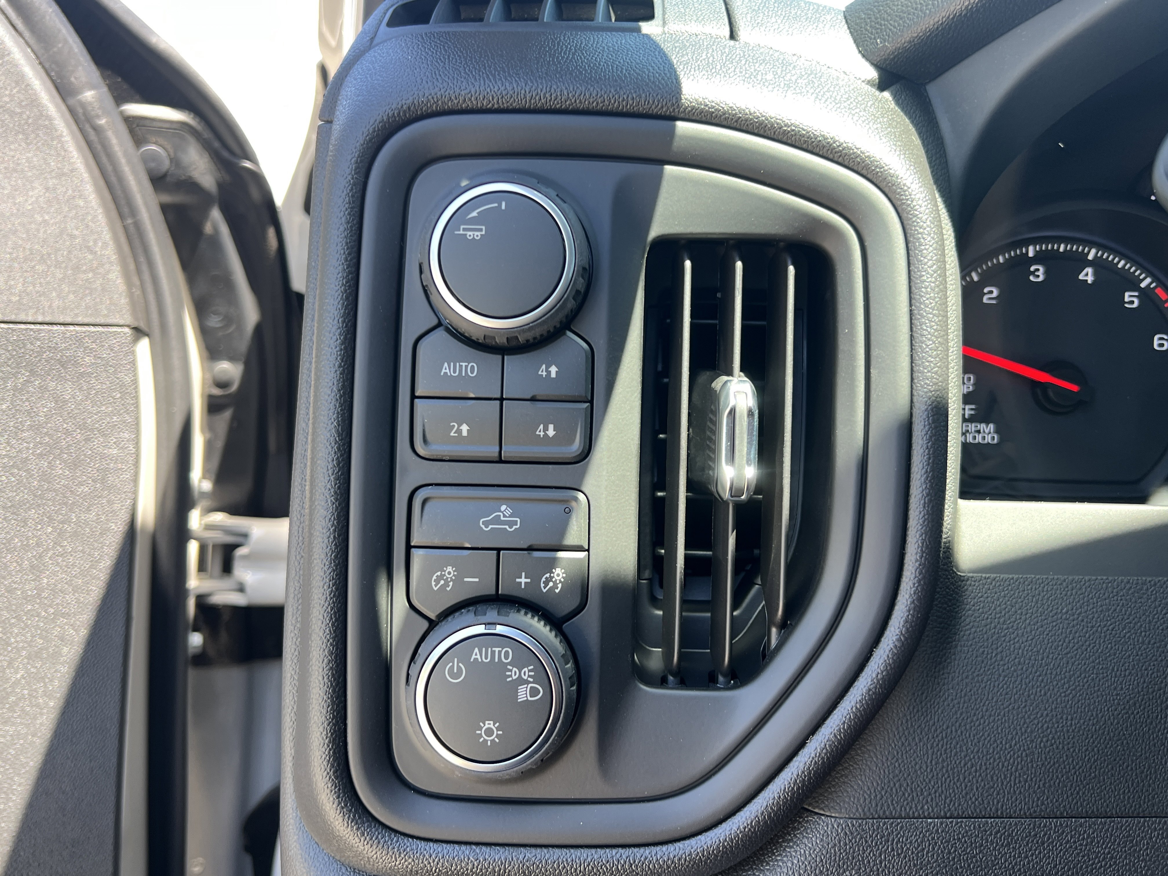 New 2026 Chevrolet Silverado 1500 Custom Trail Boss w/ LPO, Dark Essentials Package AWD/4WD image 18
