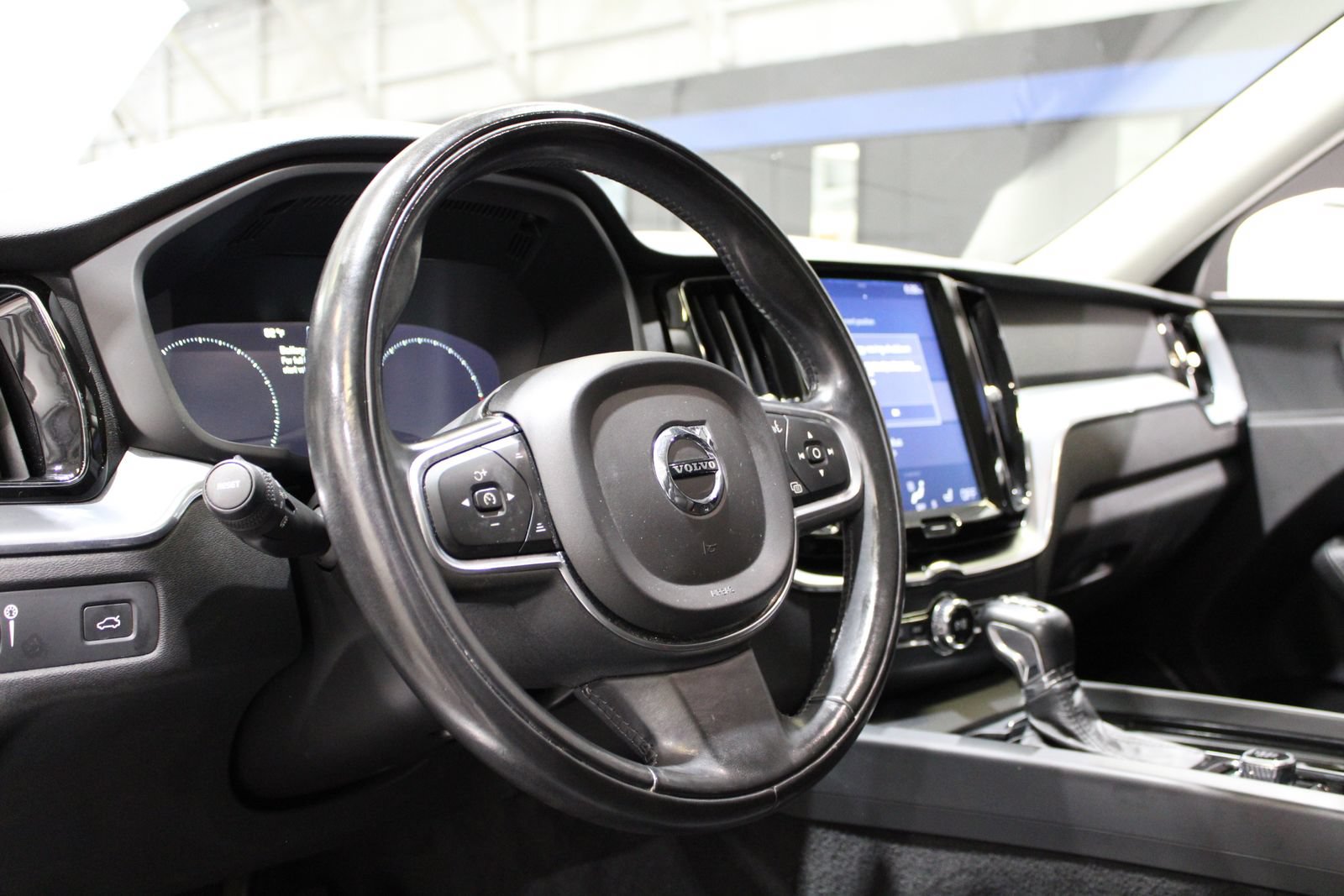 Used 2018 Volvo XC60 T6 Momentum w/ Convenience Package AWD/4WD image 24