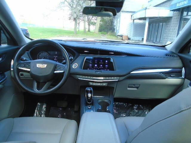 Used 2023 Cadillac XT4 Luxury w/ Cold Weather Package AWD/4WD image 12
