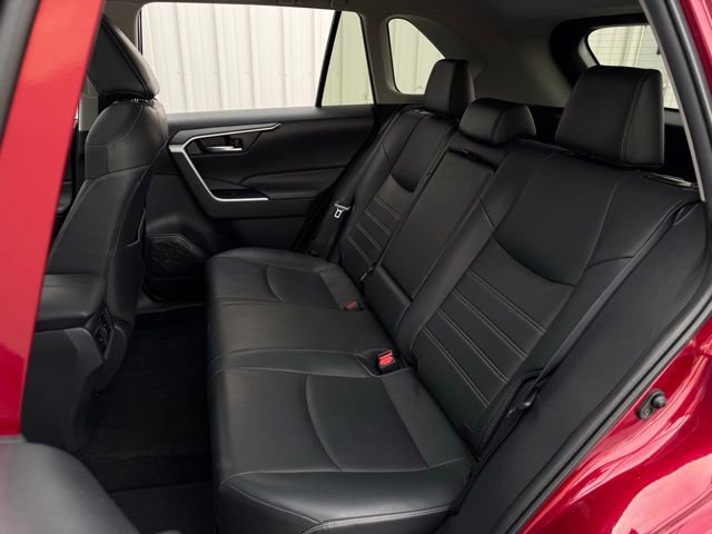 Used 2021 Toyota RAV4 XLE Premium image 19