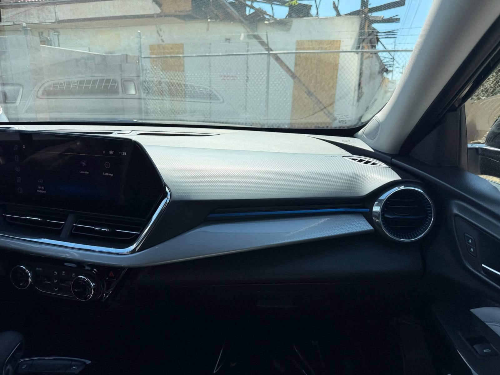 Used 2025 Chevrolet Trax LT FWD image 34