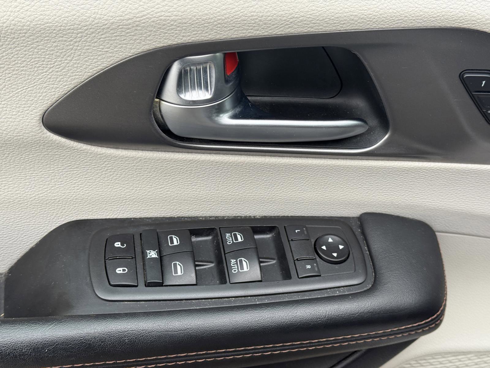 Used 2020 Chrysler Pacifica Touring-L FWD image 20