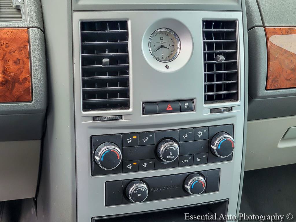 Used 2009 Chrysler Town & Country LX FWD image 18