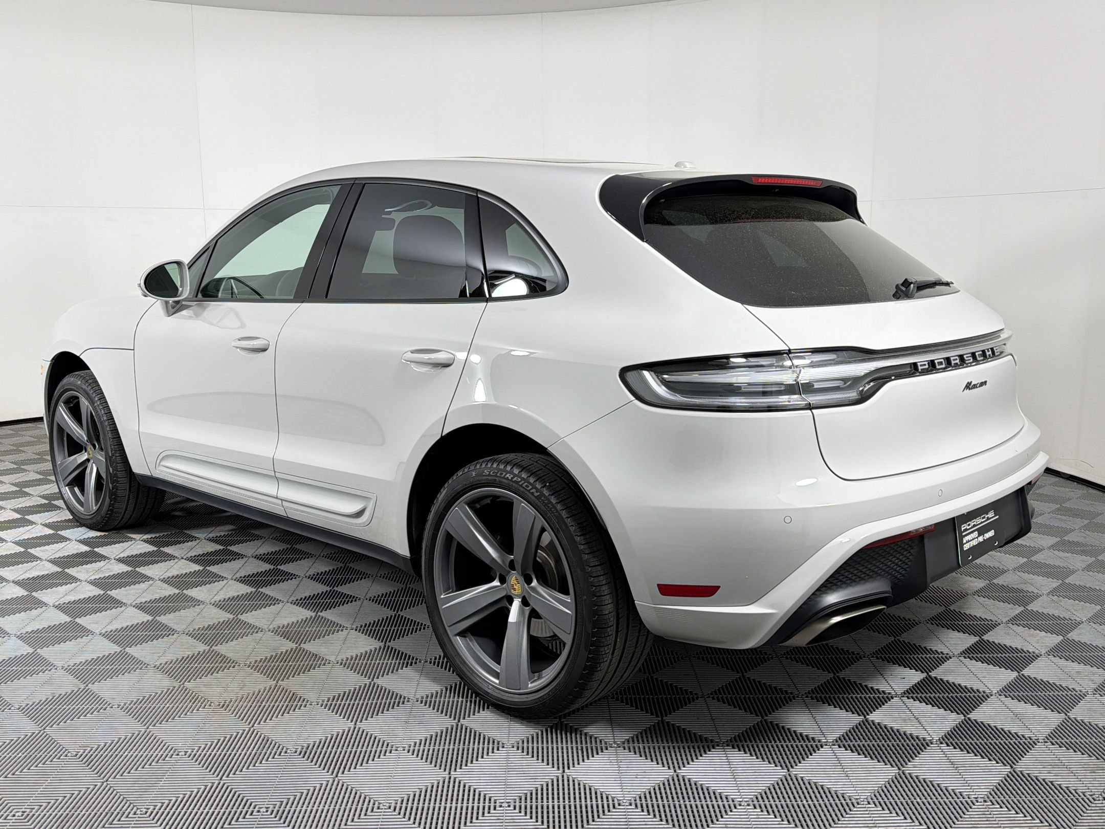 Certified 2025 Porsche Macan AWD/4WD image 3