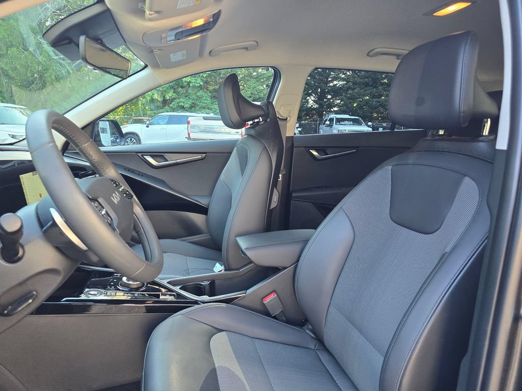 Certified 2025 Kia Niro Wind w/ Wind Preserve Package FWD image 12