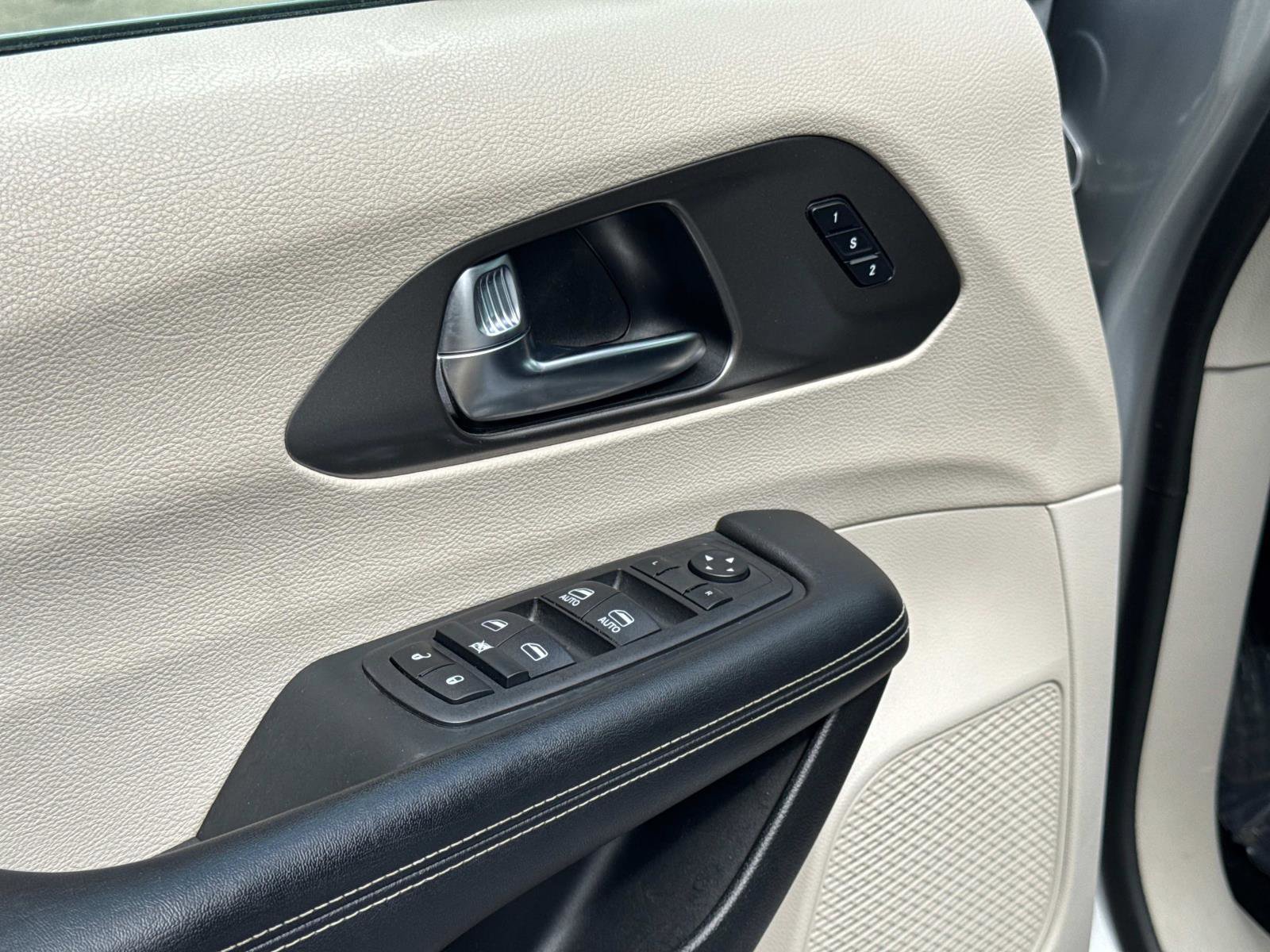 Certified 2023 Chrysler Pacifica Touring-L image 17