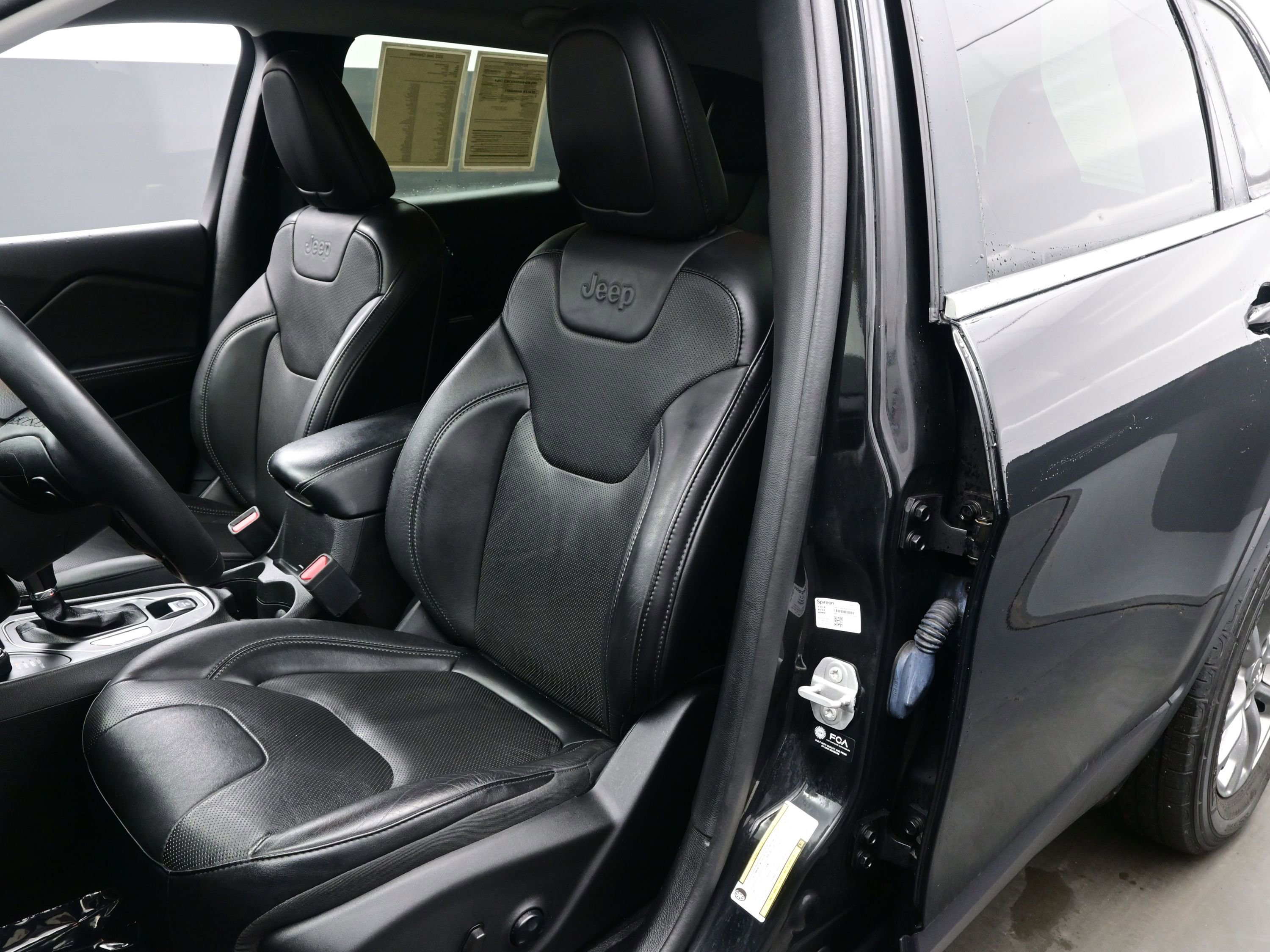 Used 2021 Jeep Cherokee Latitude Lux w/ Mopar Interior Package image 11