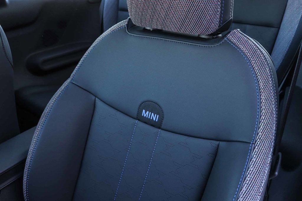 Used 2025 MINI Cooper 2-Door Hardtop image 29