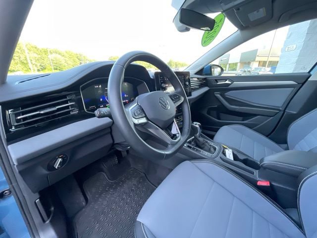 Used 2025 Volkswagen Jetta SE FWD image 11
