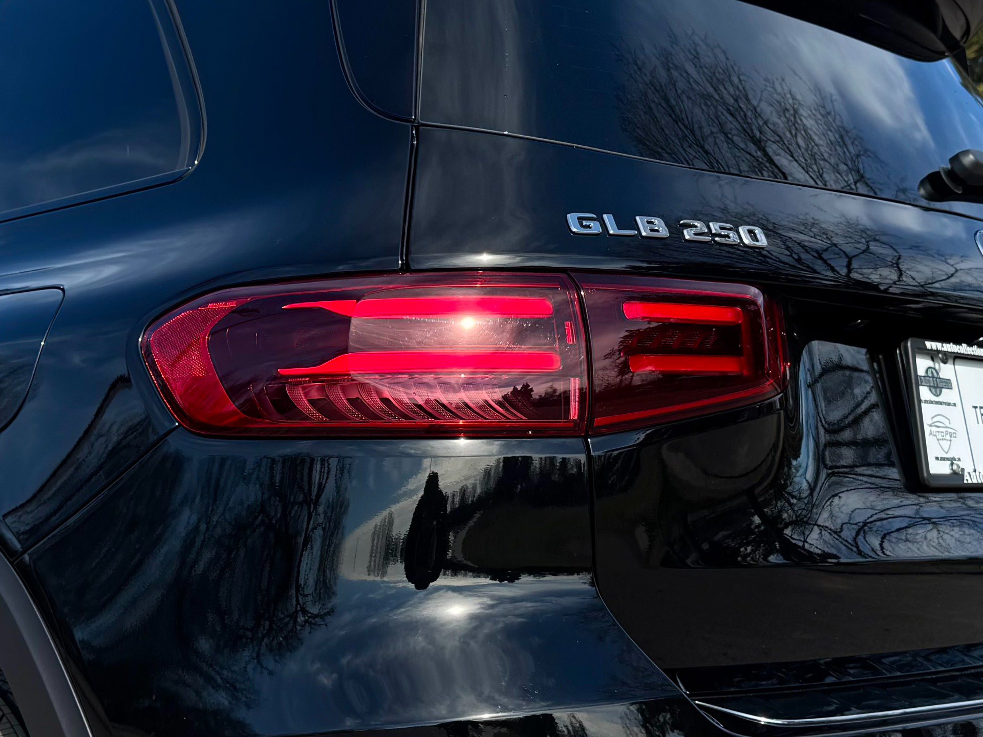 Used 2025 Mercedes-Benz GLB 250 w/ AMG Night Package image 82
