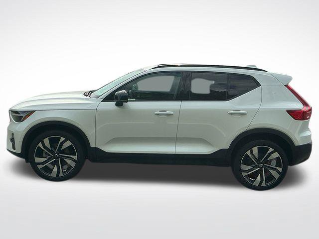Used 2025 Volvo XC40 B5 Plus AWD/4WD image 2
