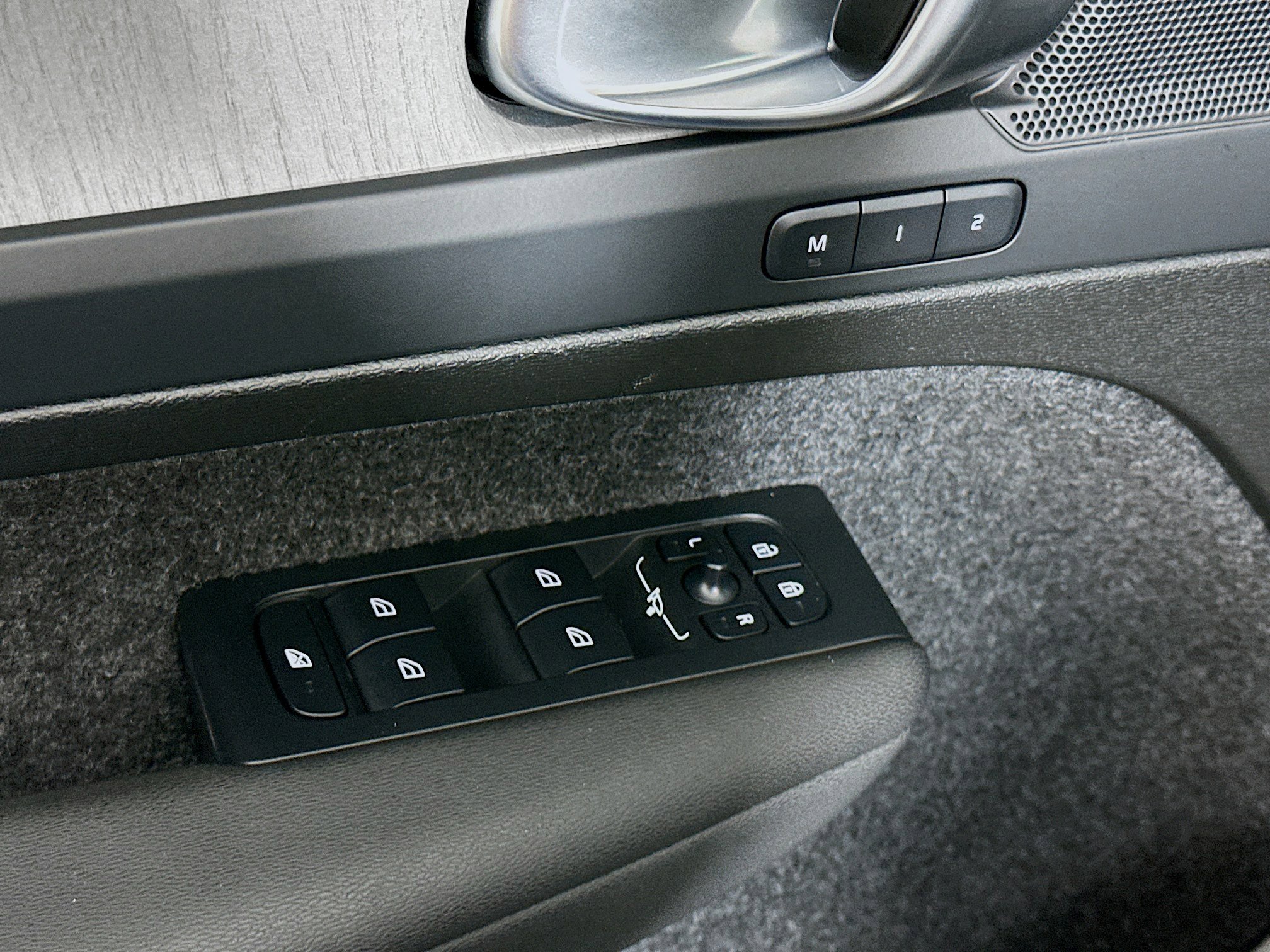 Used 2025 Volvo XC40 B5 Plus image 15