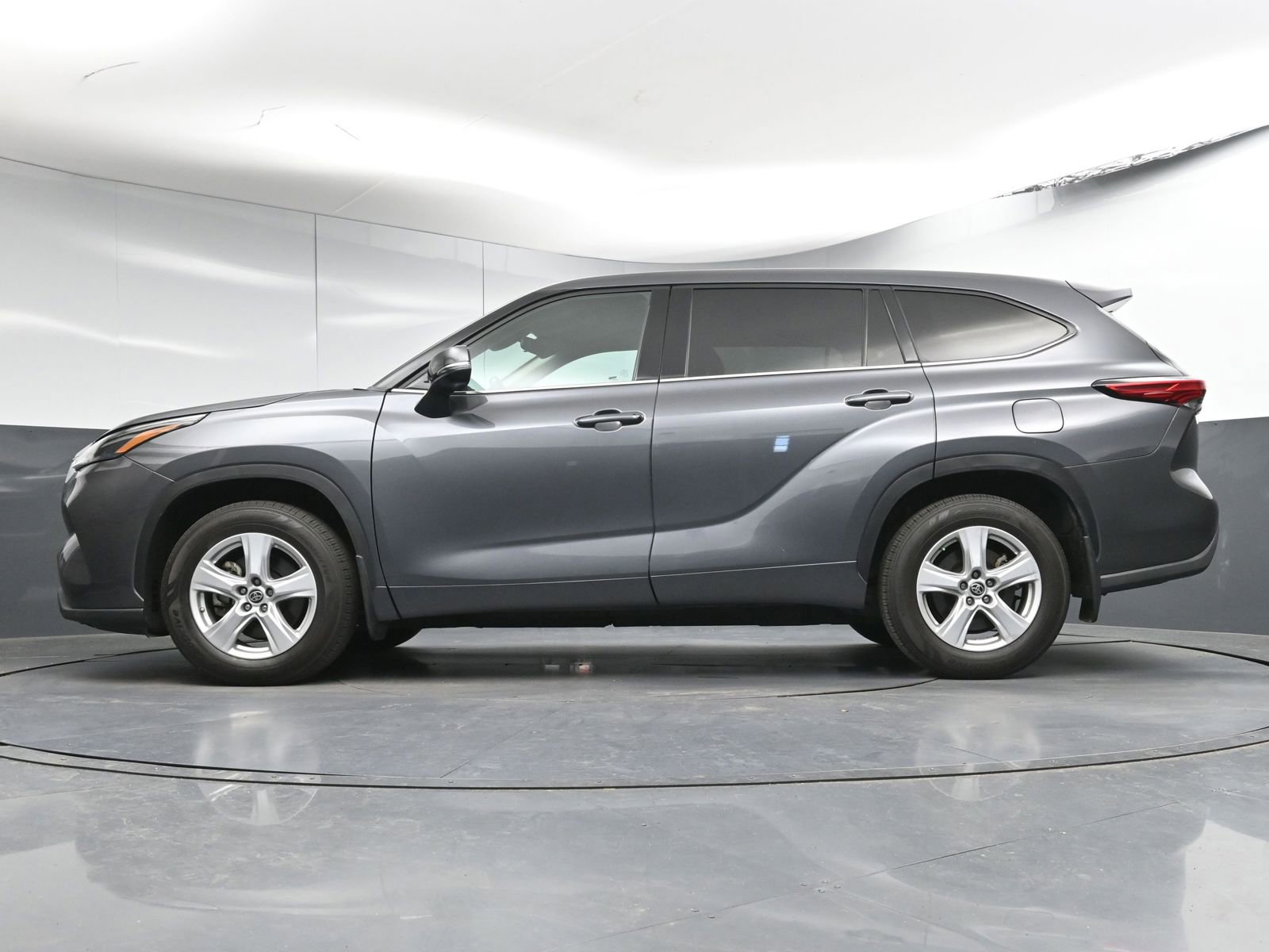 Used 2022 Toyota Highlander LE image 29