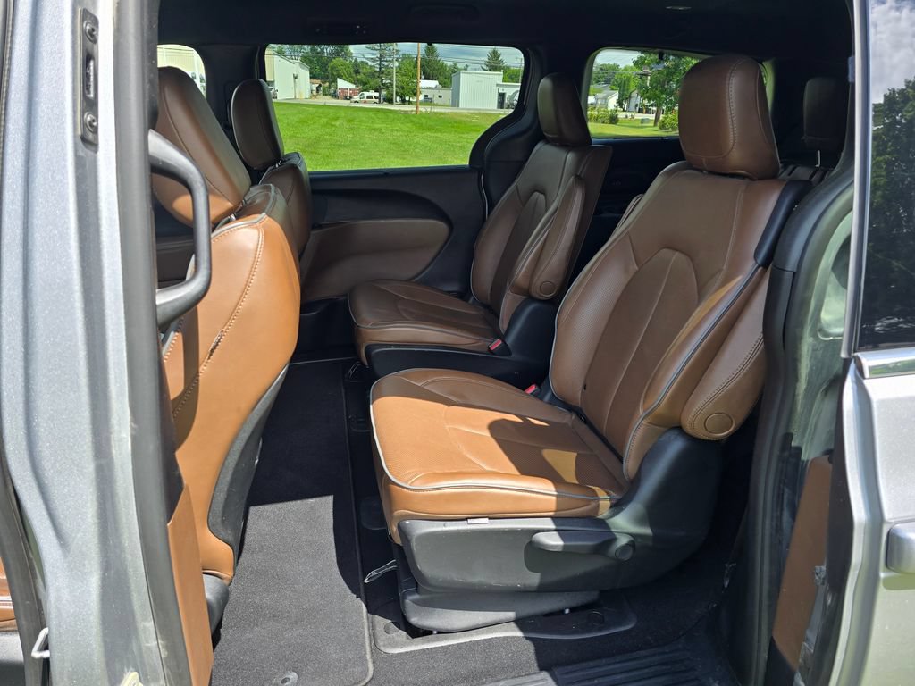 Used 2021 Chrysler Pacifica Limited w/ Premium & Safety Sphere Group FWD image 9