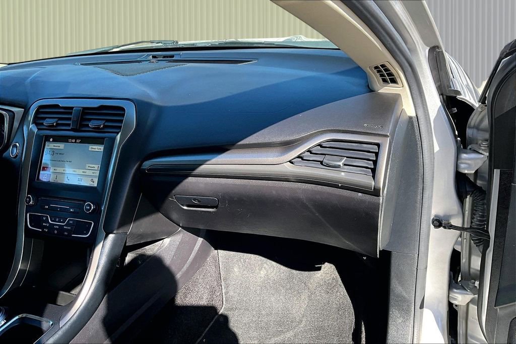 Used 2017 Ford Fusion SE w/ Equipment Group 201A image 18